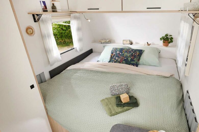 Un grand lit dans une petite caravane.