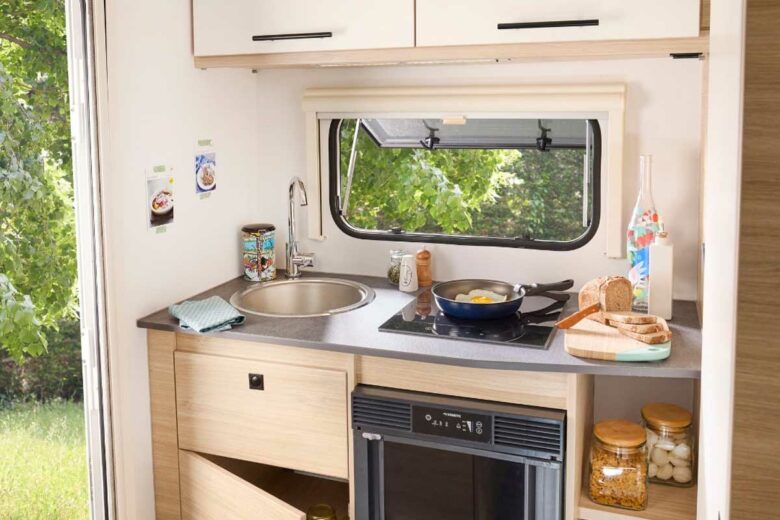 Un espace cuisine dans la caravane.