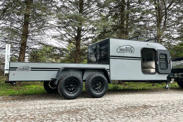 Une caravane qui dispose d'un plateau de chargement.