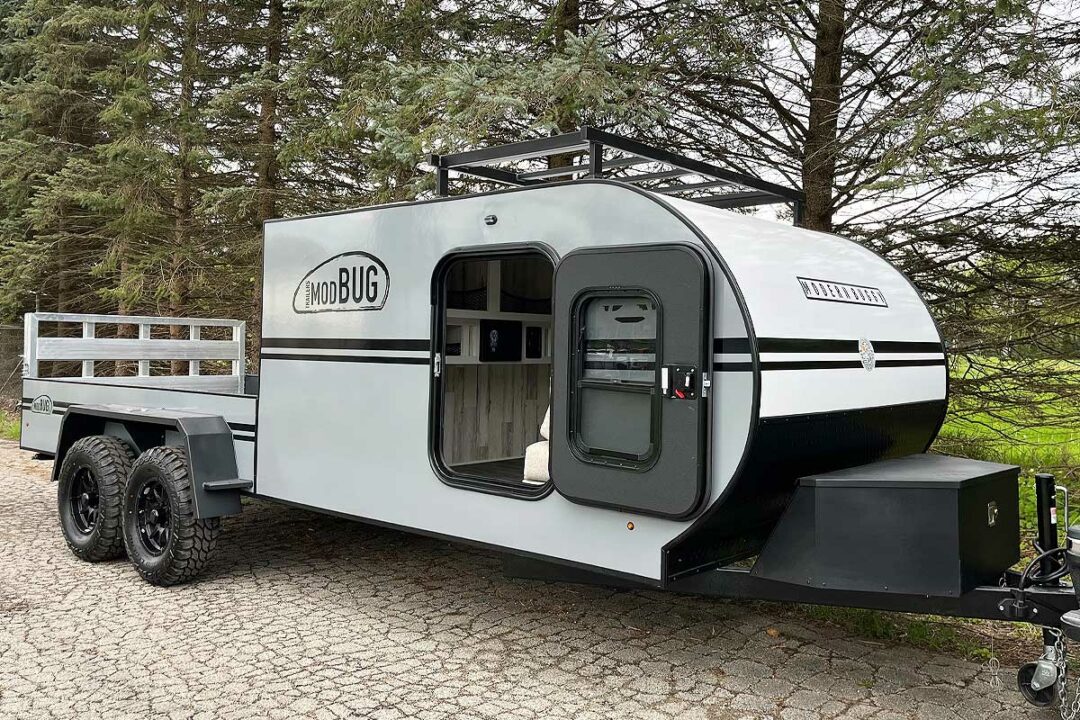 Modern Buggy combine une caravane et une remorque.