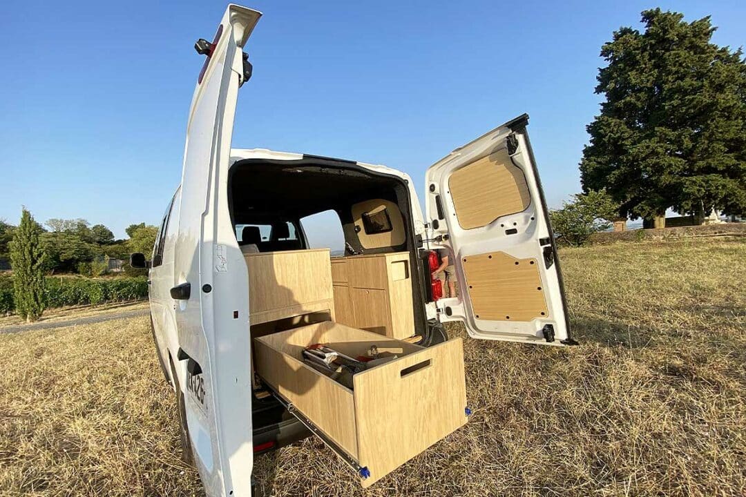 Un van transformé avec un kit d'aménagement.