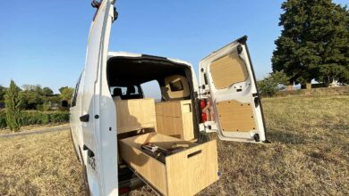 Un van transformé avec un kit d'aménagement.