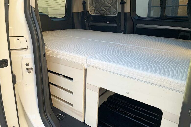 Un couchage dans son van.