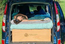 Une femme dans son véhicule équipé d'un kit d'aménagement.
