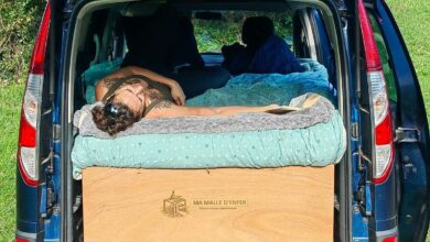 Une femme dans son véhicule équipé d'un kit d'aménagement.