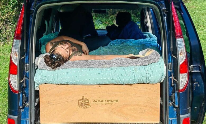 Une femme dans son véhicule équipé d'un kit d'aménagement.