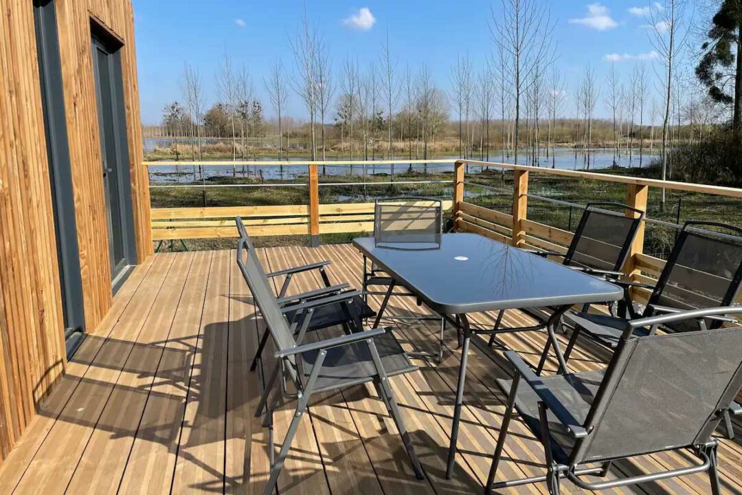 La terrasse de la maison sur pilotis avec une vue imprenable.