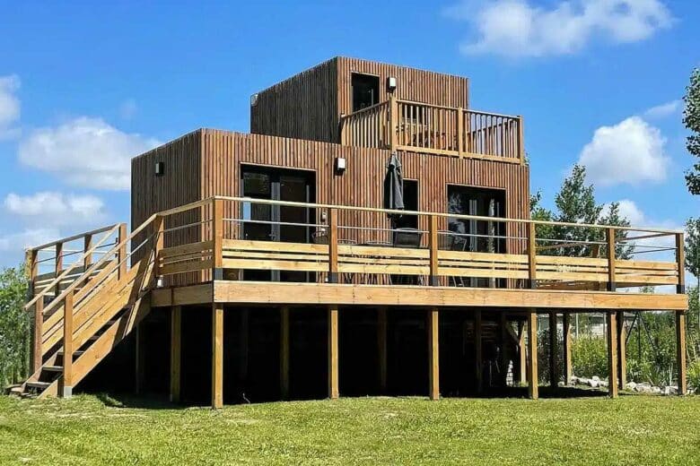 Une superbe maison en bois sur pilotis.