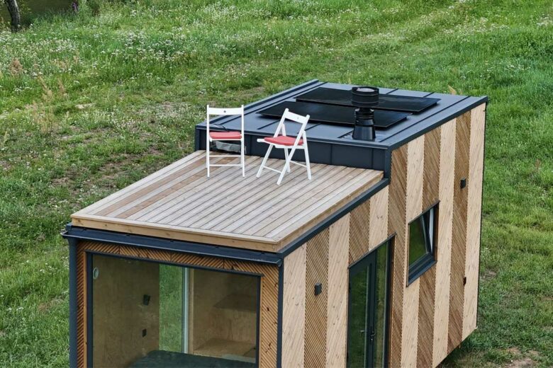 La tiny house est équipée de panneaux solaires.
