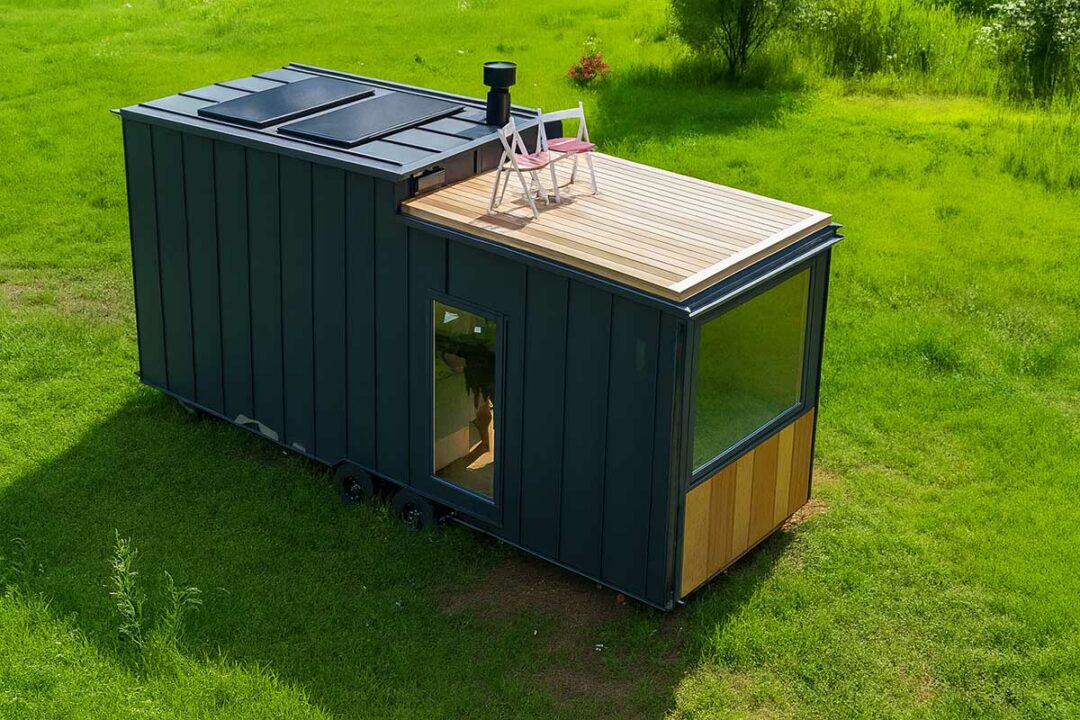 Une tiny house avec un rooftop.