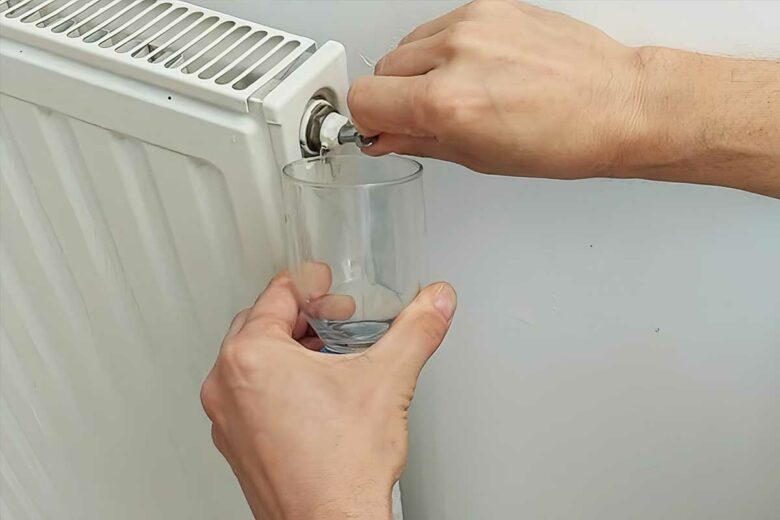 Avant la remise en service de vos radiateurs, il est conseillé de purger le circuit d'eau afin d'évacuer l'air, et ainsi avoir une meilleure chauffe. Crédit photo : Alexandre Bonazzi pour NeozOne