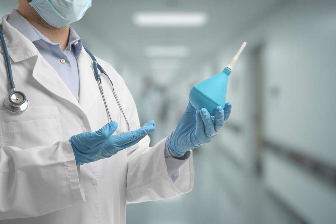 Un médecin avec une poire de lavement.