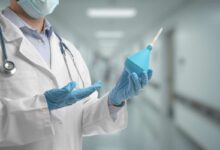 Un médecin avec une poire de lavement.