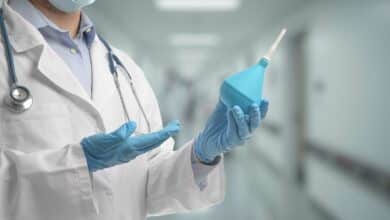 Un médecin avec une poire de lavement.