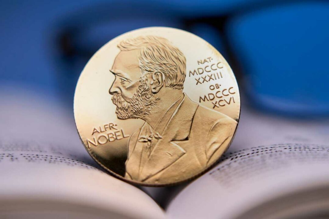 Le prix Nobel est l'une des plus hautes distinctions.