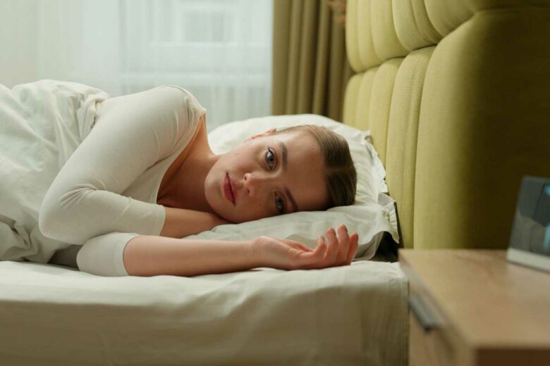 Une femme ne trouve pas le sommeil.