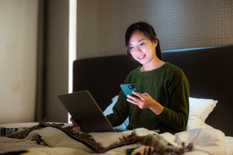 Une femme travaille avant de dormir.