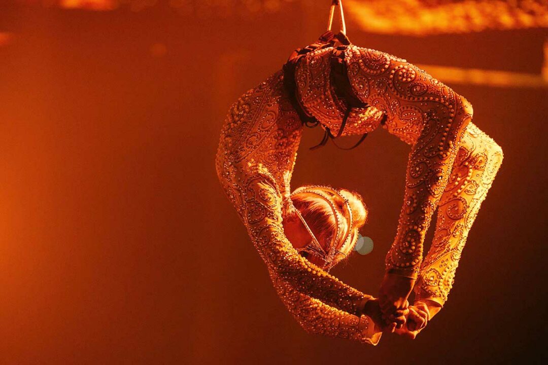 Une artiste équilibriste lors de son spectacle.