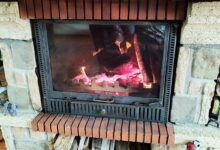 Une cheminée à foyer fermé.