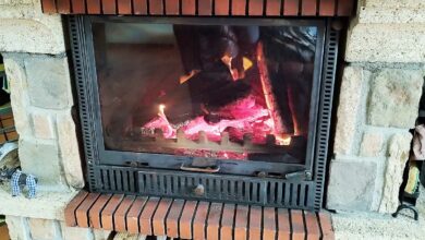 Une cheminée à foyer fermé.