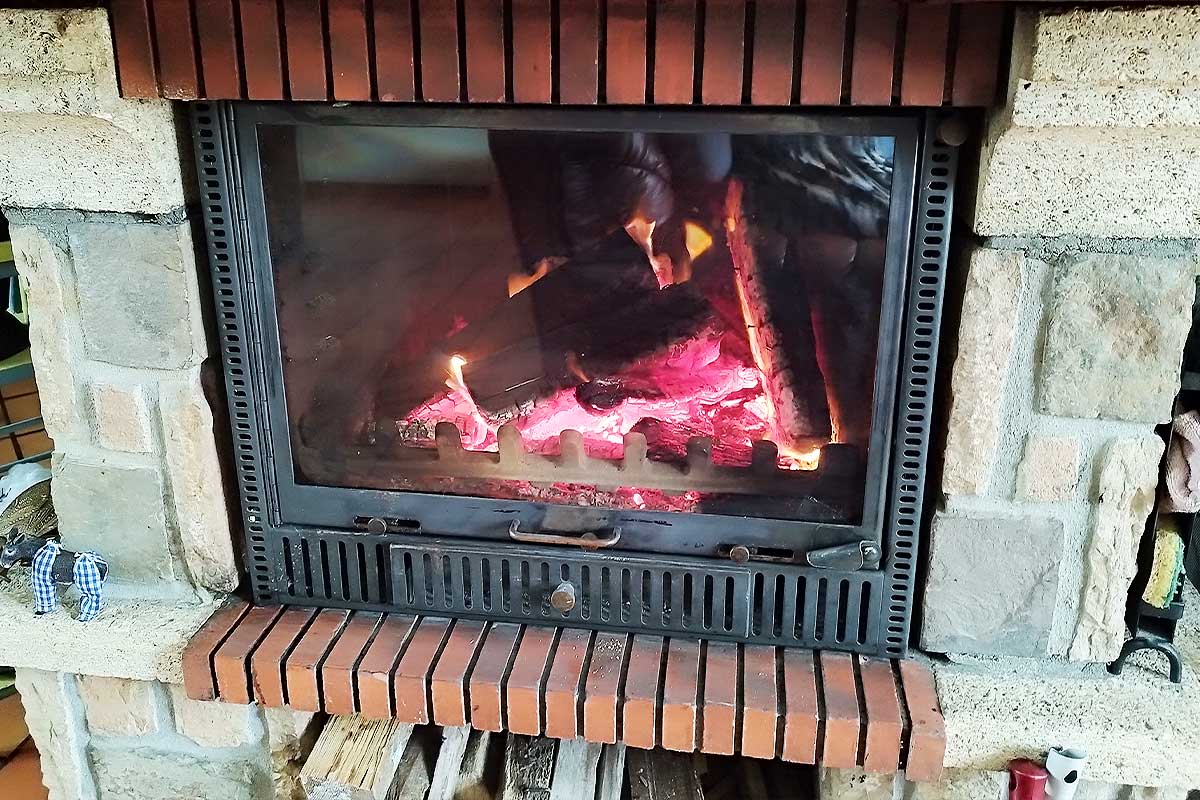 Une cheminée à foyer fermé.