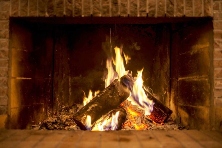Une cheminée à foyer ouvert.