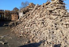 Un énorme tas de bois de chauffage issu de palettes.