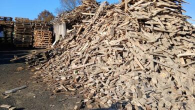 Un énorme tas de bois de chauffage issu de palettes.
