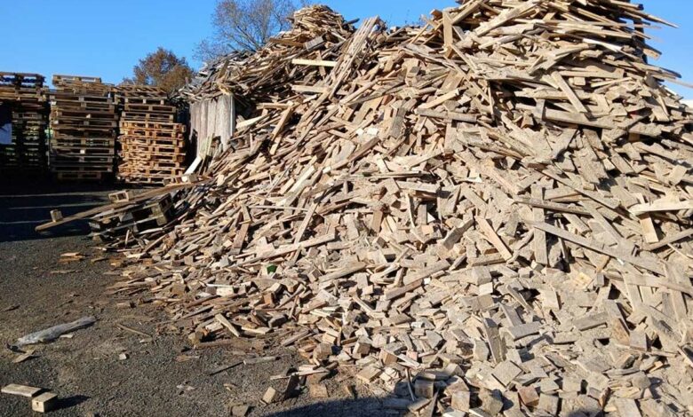 Un énorme tas de bois de chauffage issu de palettes.