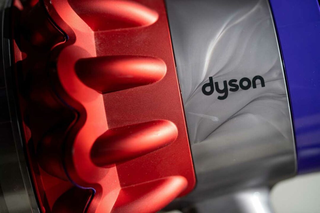 Un détail d'aspirateur Dyson.