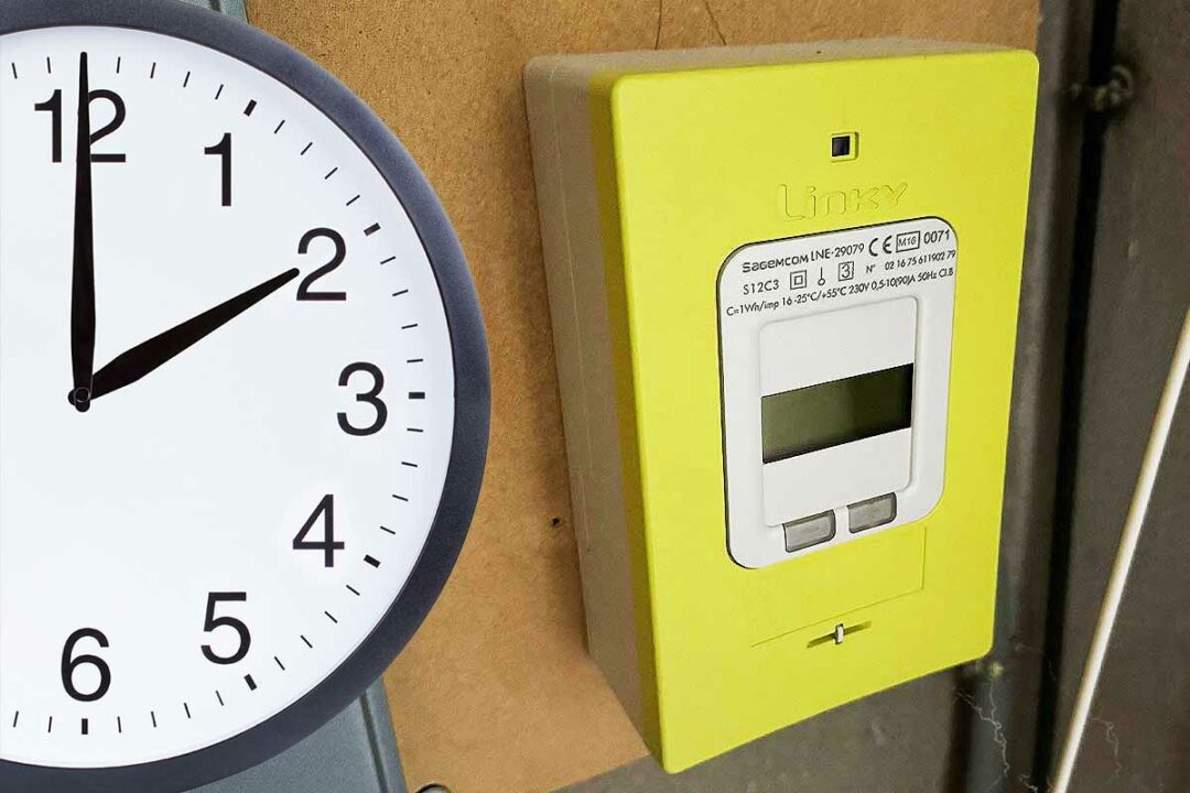 Un compteur Linky et une horloge.
