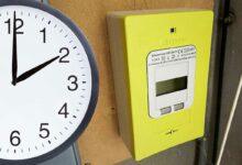 Un compteur Linky et une horloge.