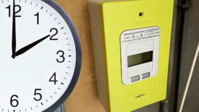 Un compteur Linky et une horloge.