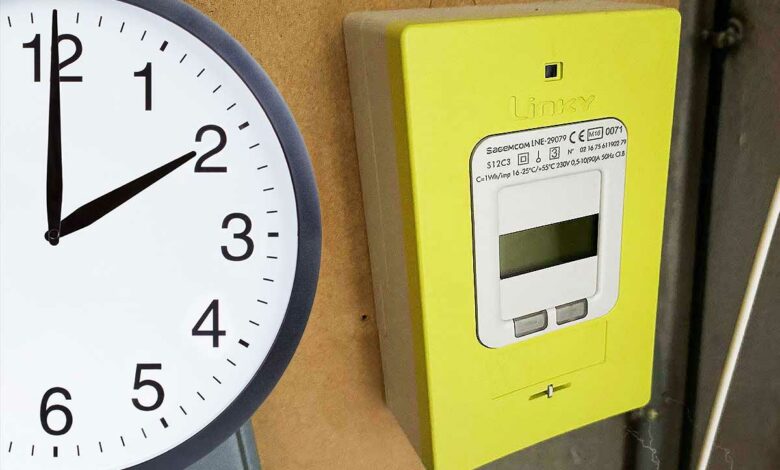 Un compteur Linky et une horloge.