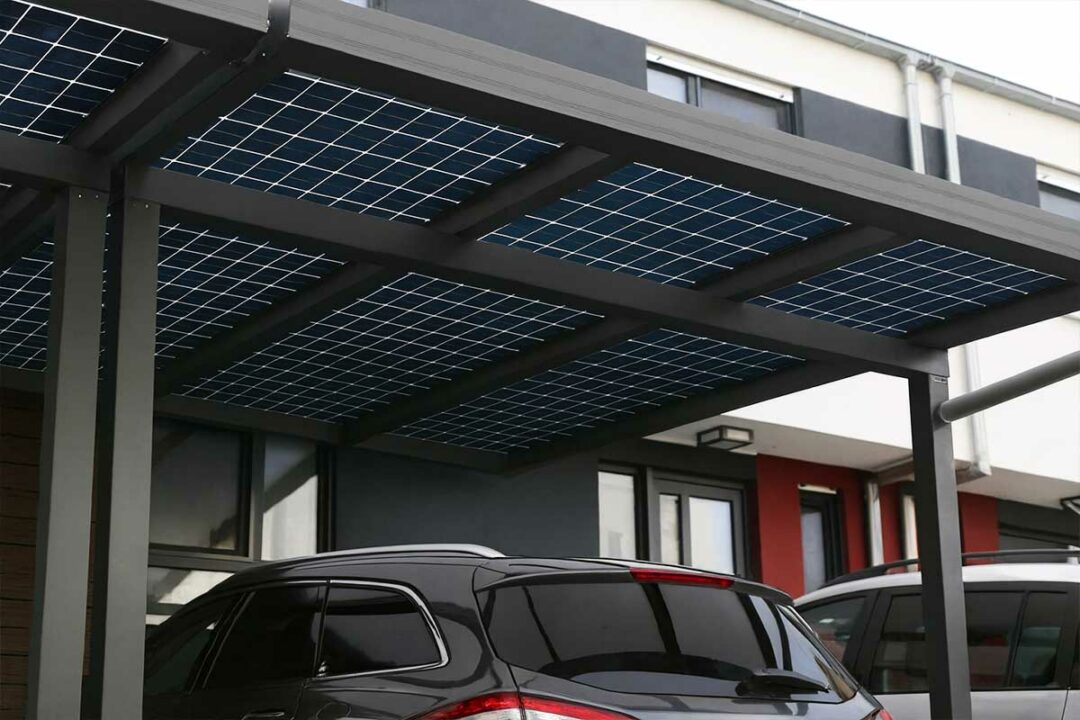 Un carport solaire devant une résidence.