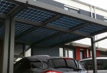 Un carport solaire devant une résidence.