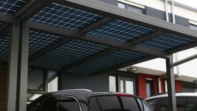 Un carport solaire devant une résidence.