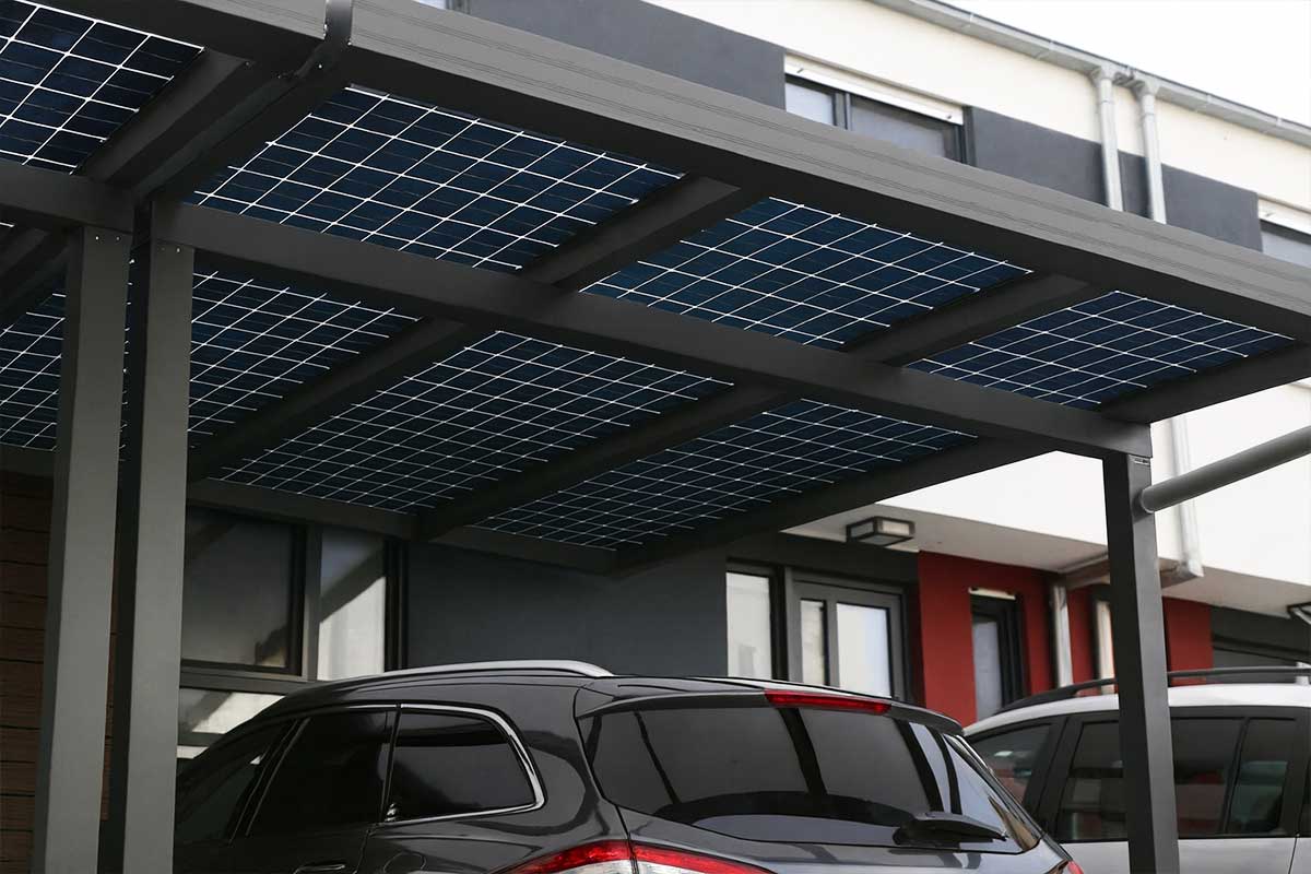 Un carport solaire devant une résidence.