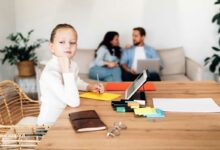 Une enfant fait ses leçons.