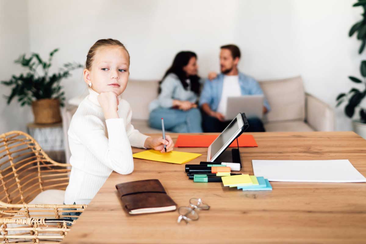 Une enfant fait ses leçons.