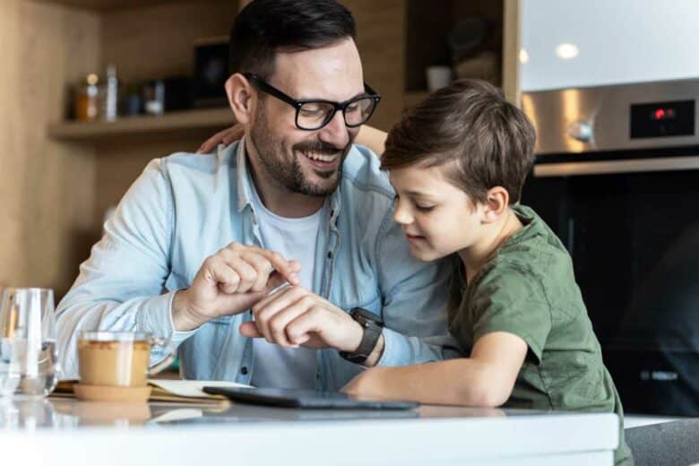 Un père apprend une astuce à son enfant.