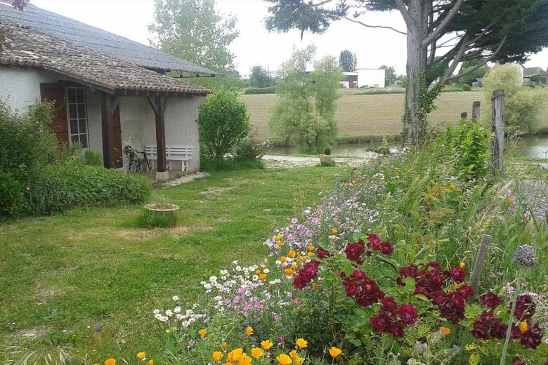 Une maison et un jardin au bord du lac.