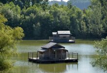 Des cabanes sur l'eau.