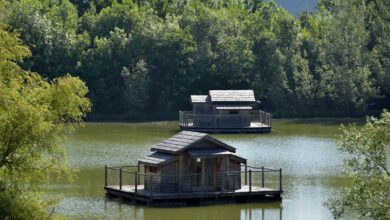Des cabanes sur l'eau.
