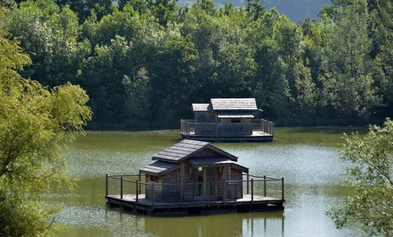 Des cabanes sur l'eau.