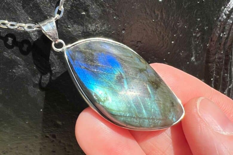 Un pendentif en pierre sur un collier.