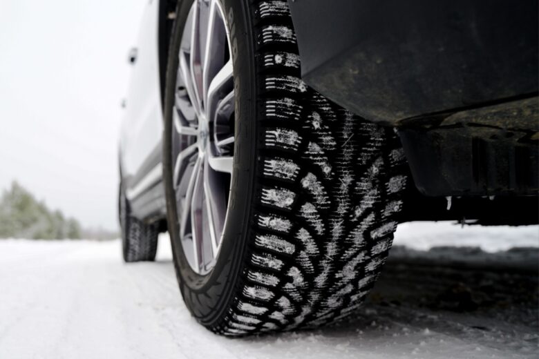 Une voiture équipée de pneus neige.