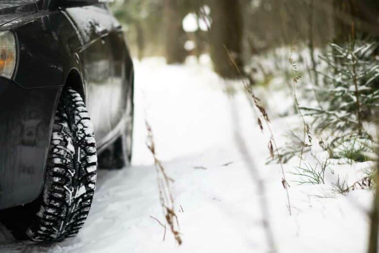 Un pneu hiver équipé sur une voiture.