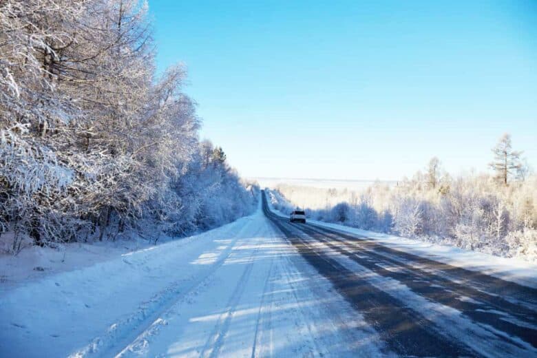 Un véhicule circule dans des conditions hivernales.