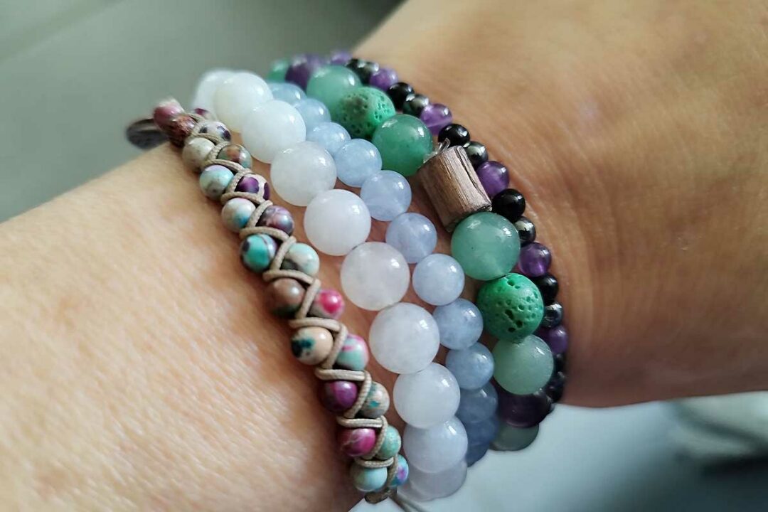 Des bracelets en pierres minérales pour le bien-être.